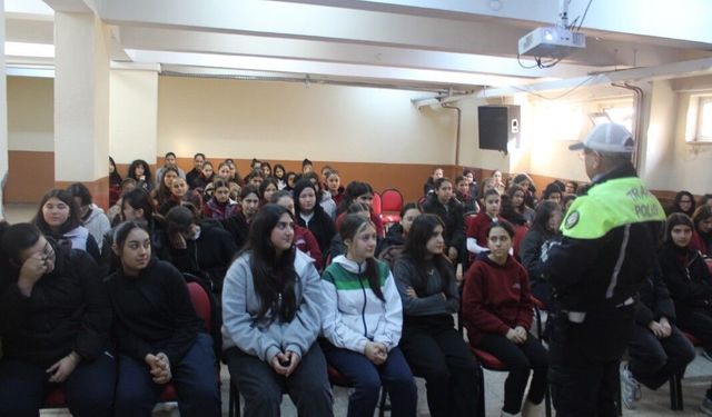 Salihli’de lise öğrencilerine hayat kurtaran trafik eğitimi