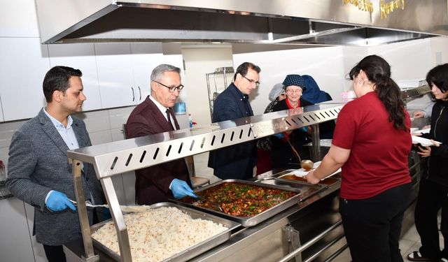 Salihli Kaymakamı Güldoğan, öğrencilerle iftar yaptı