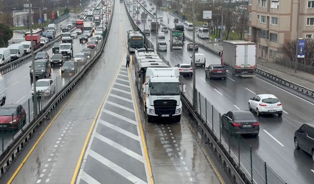 İstanbulda'da iki metrobüs çarpıştı: 4 yaralı