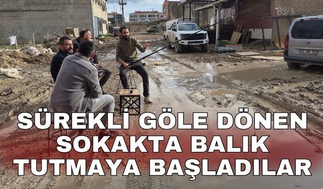 Sürekli göle dönen sokakta balık tutmaya başladılar