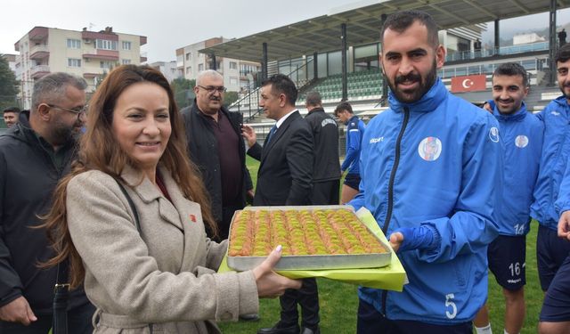 CHP İl Başkanı Özalper Nurlupınarspor'u baklavayla ziyaret etti