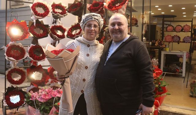 "11 kez istedim, 11'incide aldım" dedi, 26 yıllık aşkını gül ile taçlandırdı