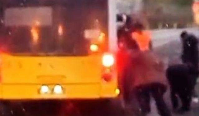 Çamurlu yolda ilerleyemeyen İETT otobüsünü vatandaşlar itti