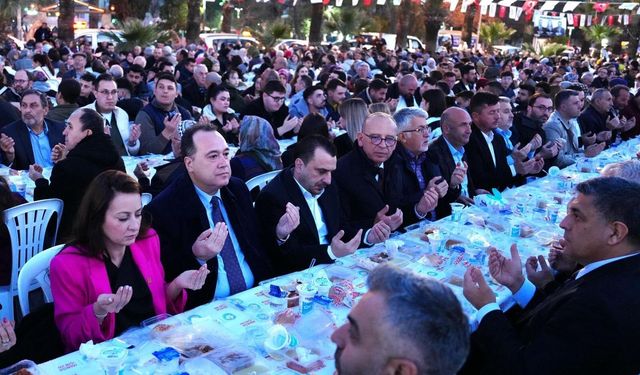 Besim Dutlulu Turgutlu halkıyla iftarı açtı