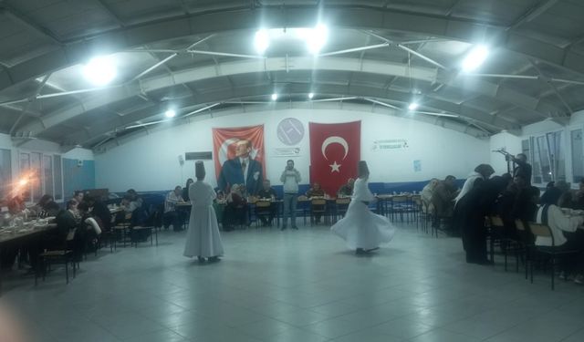İftar sonrası öğrencilerden semazen gösterisi ve Ramazan manileri