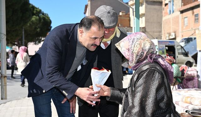 Başkan Kara’dan emekçi kadınlara ve sağlık çalışanlarına çiçek