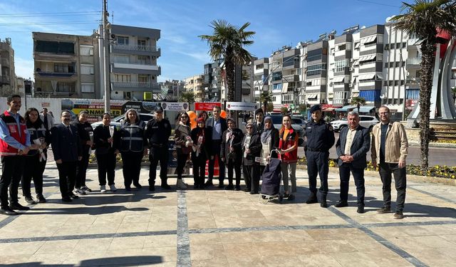 Salihli’de kadına yönelik şiddete karşı bilgilendirme stantları kuruldu