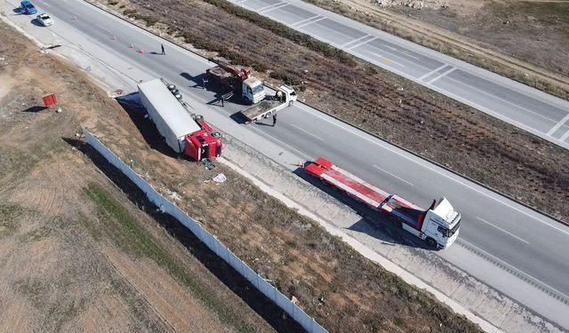 Hırdavat yüklü tır devrildi, sürücü yaralandı