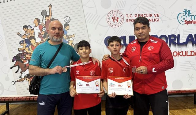 Yunusemreli yıldız güreşçilerden iki bronz madalya