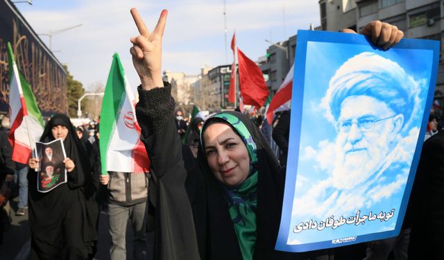 Tahran’da on binlerce kişi yeni dini lider Mücteba Hamaney’e destek için meydanlarda