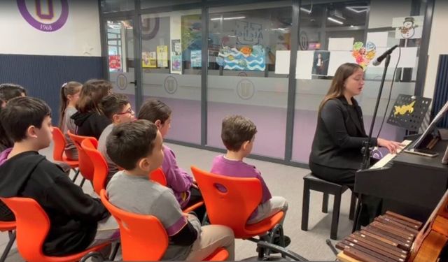 Müzik öğretmeni, türkü performansıyla öğrencileri mest etti