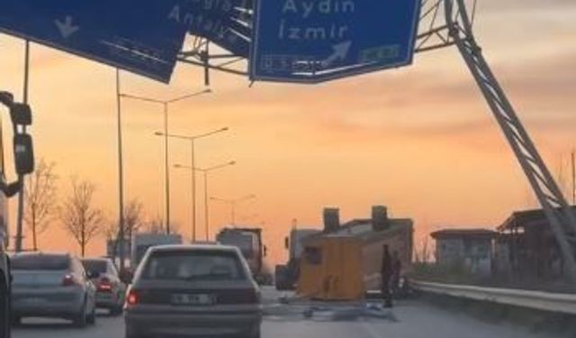 Yönlendirme tabelasına çarpan tırın dorsesi yola savruldu