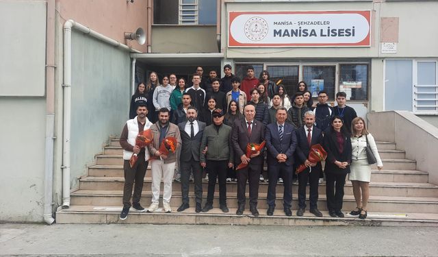 Şehit yakınları ve gaziler Manisa Lisesi'nde gençlerle buluştu