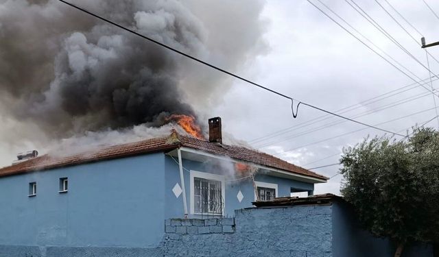 Alaşehir’de korkutan ev yangını