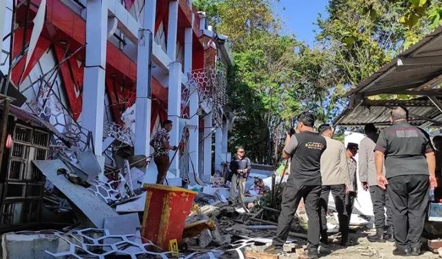 Endonezya'da 7.4 büyüklüğünde deprem: Tsunami uyarısı yapıldı