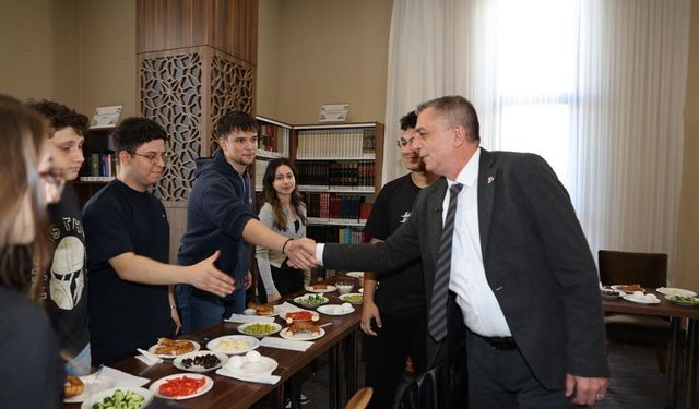 Başkan Şimşek, YKS'ye hazırlanan gençlerle kahvaltıda buluştu