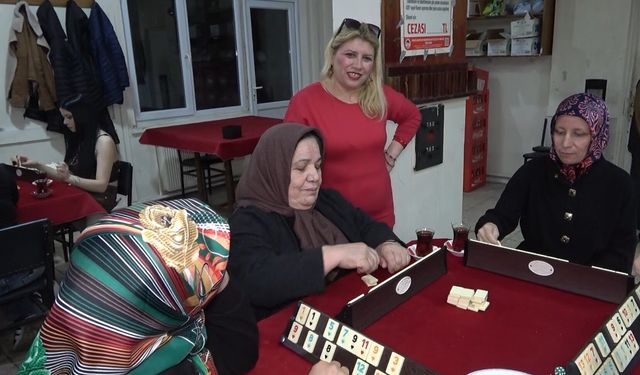 Evde sıkılan kadınlar kıraathaneye gelip masa oyunlarıyla stres atıyor