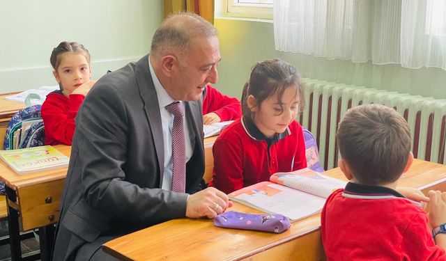 Minik öğrencinin mektubu kaymakam Cantürk'ü sınıfa getirdi