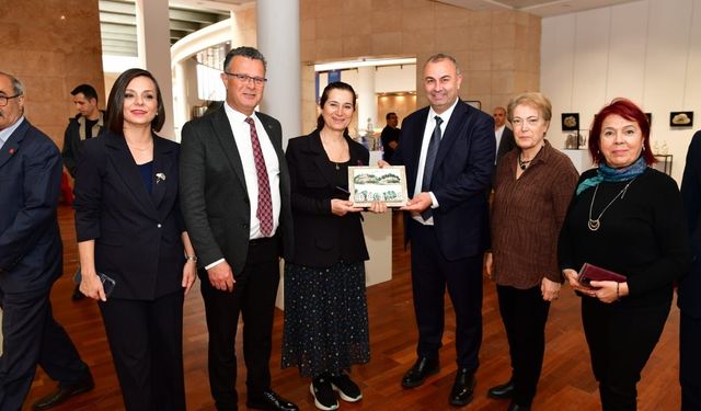 Hem ablasını hem umut sergisini yalnız bırakmadı