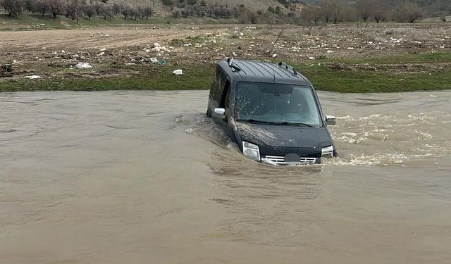Yolunu kaybetti, aracıyla çayı geçmeye çalışırken suda mahsur kaldı