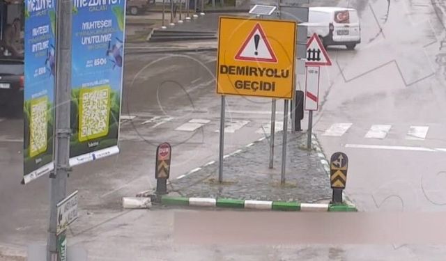 Kontrolden çıkan otomobil durakta bekleyenleri teğet geçti