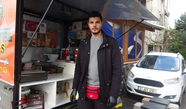 Depremde işini ve evini kaybeden genç, 1 buçuk metrekarelik seyyar tezgahında ekmek parasını kazanıyor