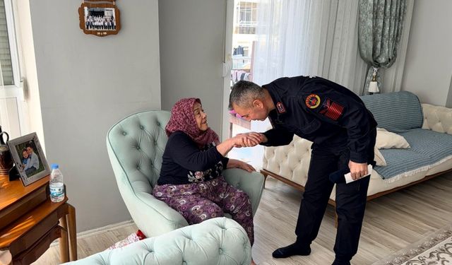 30 yıl önce şehit olan askerin silah arkadaşından şehit annesine duygulandıran ziyaret