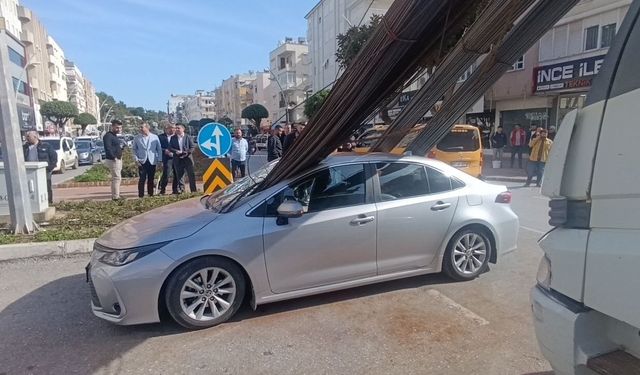 Kamyonun üzerindeki inşaat demirleri seyir halindeki otomobile 'ok' gibi saplandı