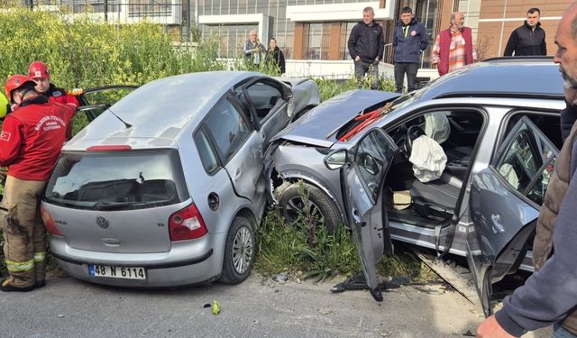 Balıkesir'de çift taraflı trafik kazası: 4 kişi yaralandı