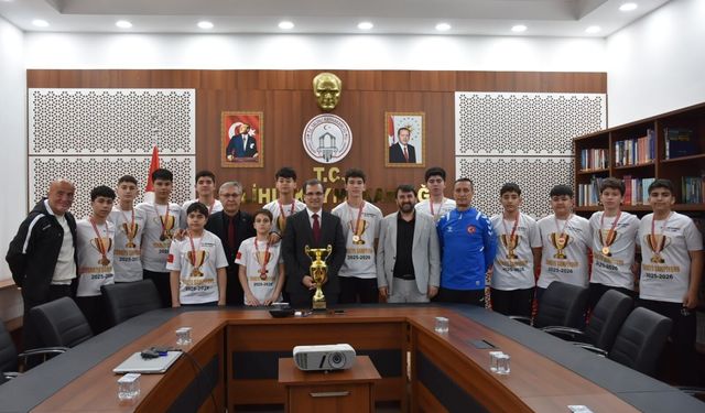 Şampiyonlar kazandıkları kupayı, Kaymakam Güldoğan’a götürdü