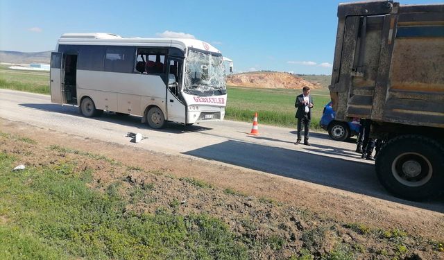 Midibüsün kamyona arkadan çarptığı kazada 3 kişi yaralandı