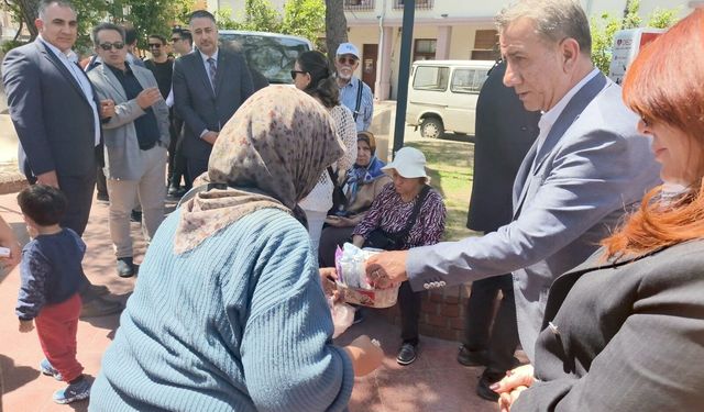 Herkes belediye başkanı olarak,işportacı teyze ise müşteri olarak gördü