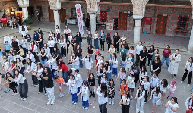 Dünya Dans Günü'nde renkli görüntüler
