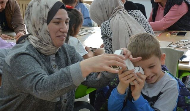 Demirci'de çocuklar bayramı bilimle kutladı