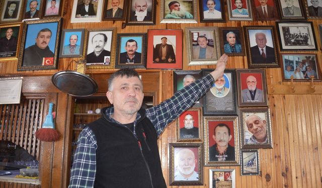 Ölen müşterilerinin hatıralarını kıraathanenin duvarında yaşatıyor