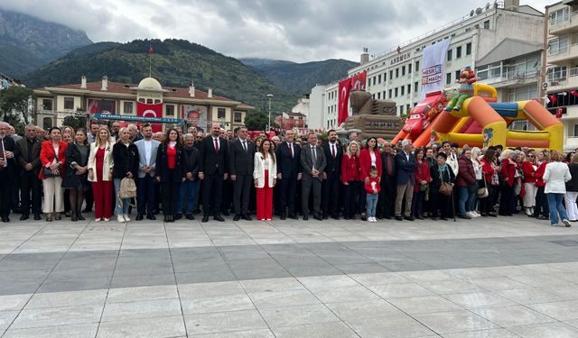 CHP Manisa Atatürk anıtına çelenk sundu