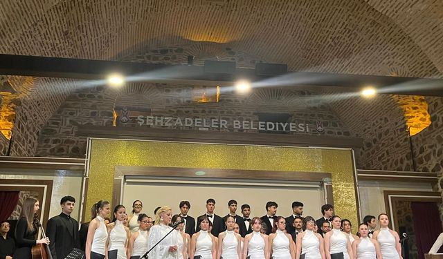 Manisa Güzel Sanatlar Lisesi korosu dinleyicileri mest etti
