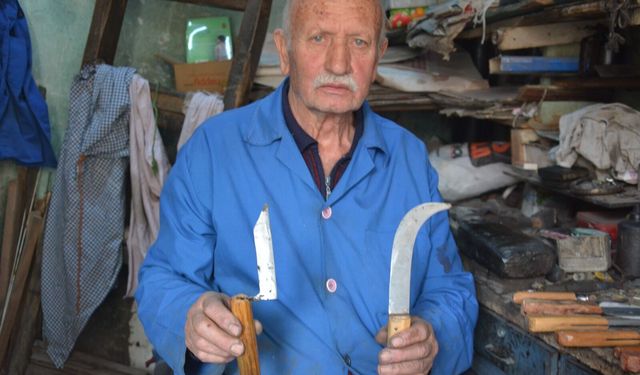 Manisa'nın 64 yıllık demircisi Demircili Orhan Usta hala iş başında