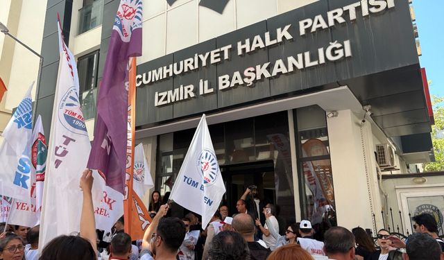 İzmir'de maaşını alamayan memurlar CHP İl Binasına dayandı