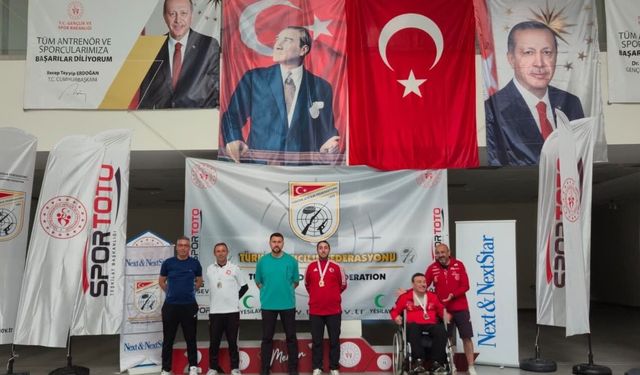 Manisalı Samet Akça'dan Türkiye Şampiyonası'nda madalya yağmuru