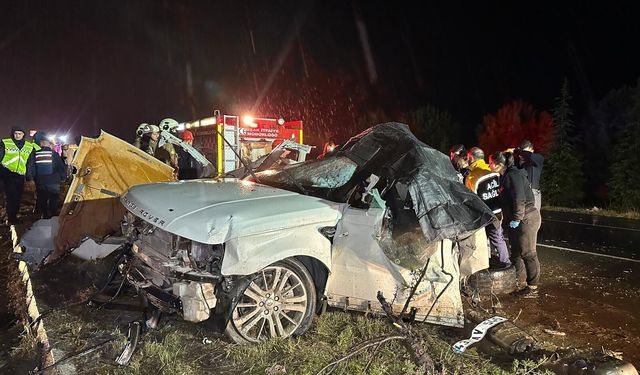 Uşak'ta 7 araçlık zincirleme kaza: 4 ölü 17 yaralı