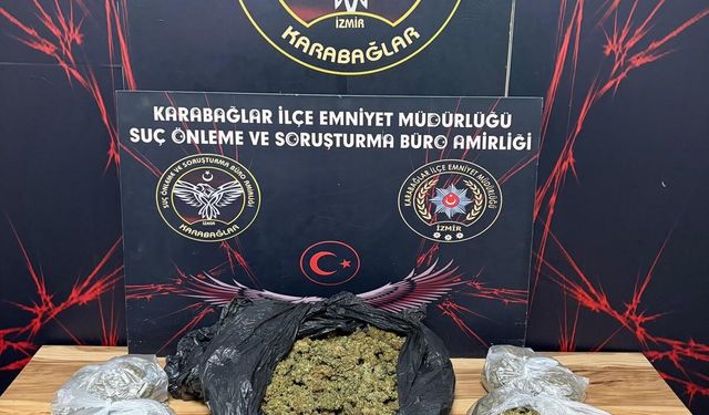 İzmir'de motosikletle uyuşturucu sevkiyatı yapan 3 şüpheli kovalamaca sonucu yakalandı