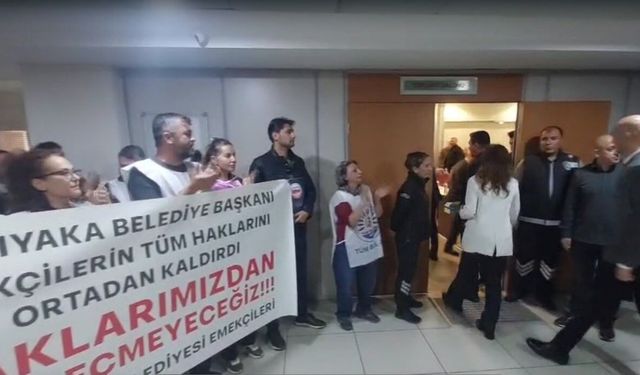 Karşıyaka'da memurlardan meclis girişi Başkan Ünsal’a alkışlı protesto