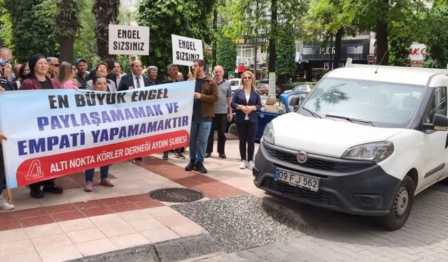 Hatalı parka sloganlı uyarı: "Hey şoför baksana, ne işi var bu arabanın kaldırımda"