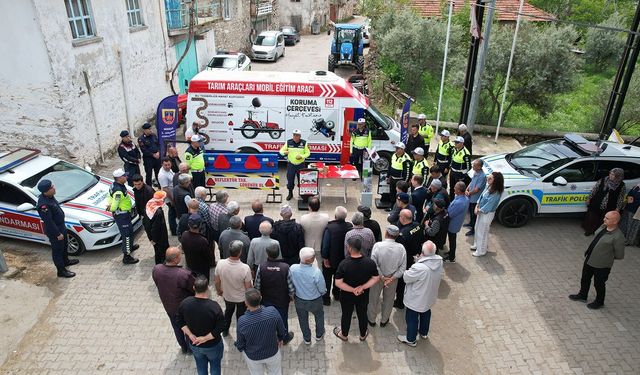 Kula’da çiftçilere trafik güvenliği eğitimi