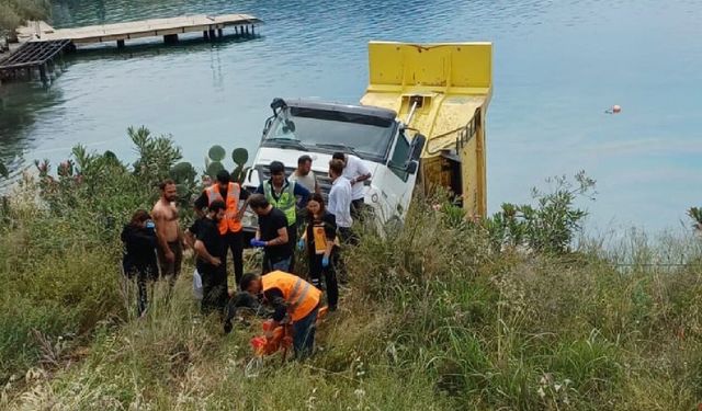 Araç ezilmekten son anda kurtuldu: Kamyon denize düştü, 2 kişi yaralandı