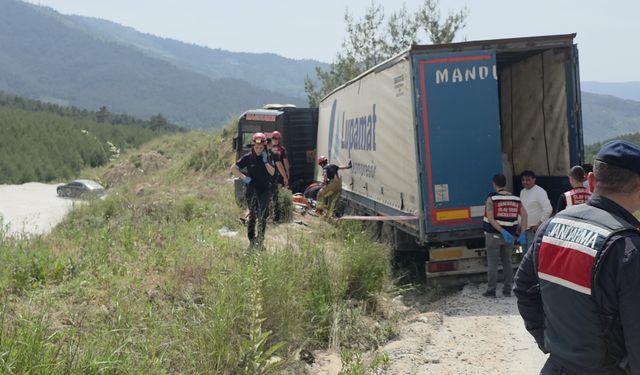 İzmir’de devrilen tırın altında kalan sürücü hayatını kaybetti