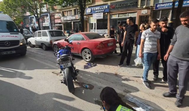 Kütahya'da motosiklet yayaya çarptı: 2 yaralı