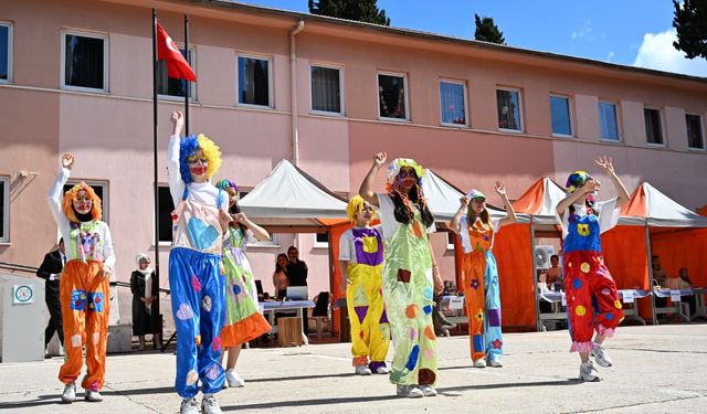 Demirci’de özel çocuklardan renkli şenlik