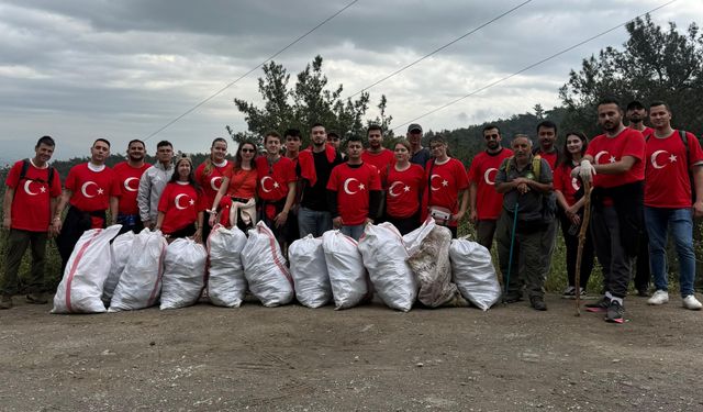 Doğa için yürüyen gençler 40 çuval çöp topladı